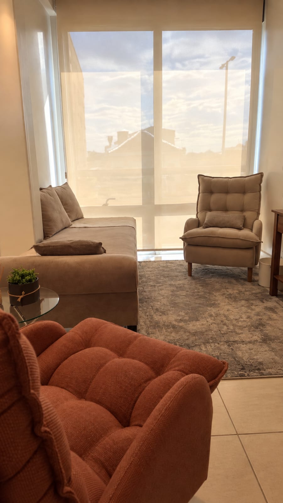 Consultório com divã, poltronas e iluminação natural